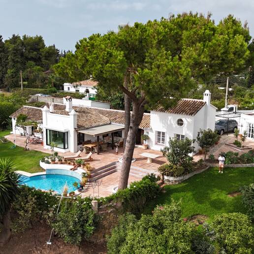 Förtrollande land hem med hisnande panoramautsikt i Guadalmina Alta