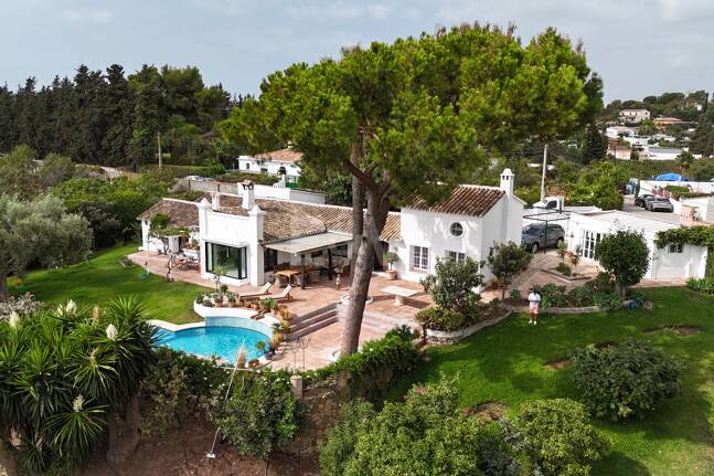 Förtrollande land hem med hisnande panoramautsikt i Guadalmina Alta