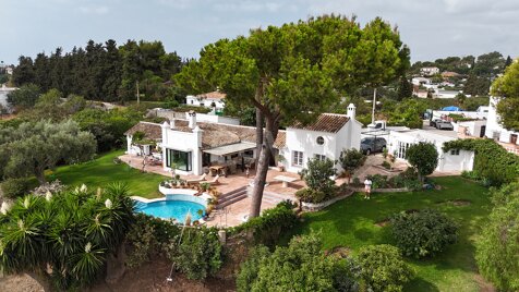 Charmantes Landhaus mit beeindruckenden Panoramablicken in Guadalmina Alta