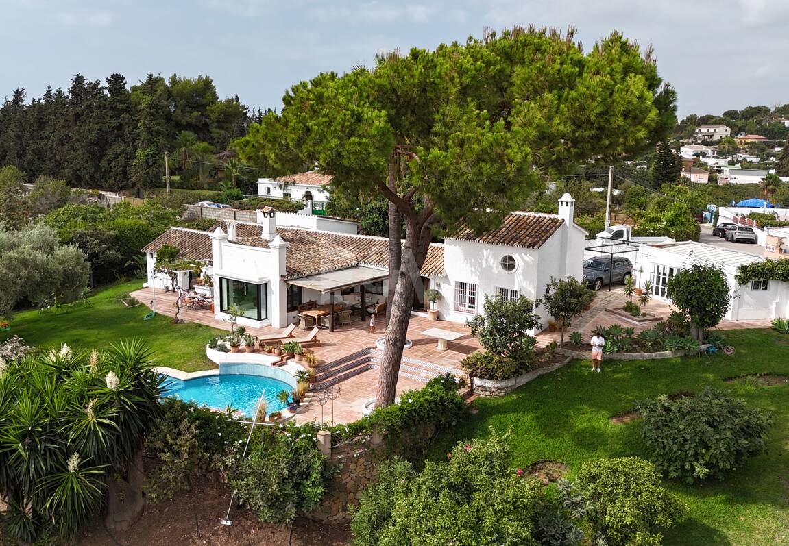 Förtrollande land hem med hisnande panoramautsikt i Guadalmina Alta