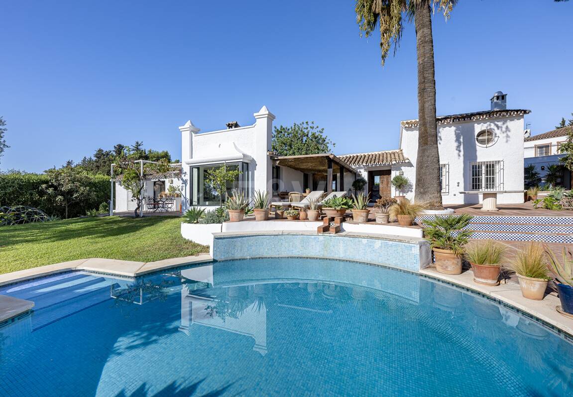 Förtrollande land hem med hisnande panoramautsikt i Guadalmina Alta