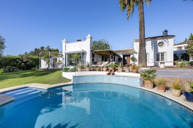 Förtrollande land hem med hisnande panoramautsikt i Guadalmina Alta