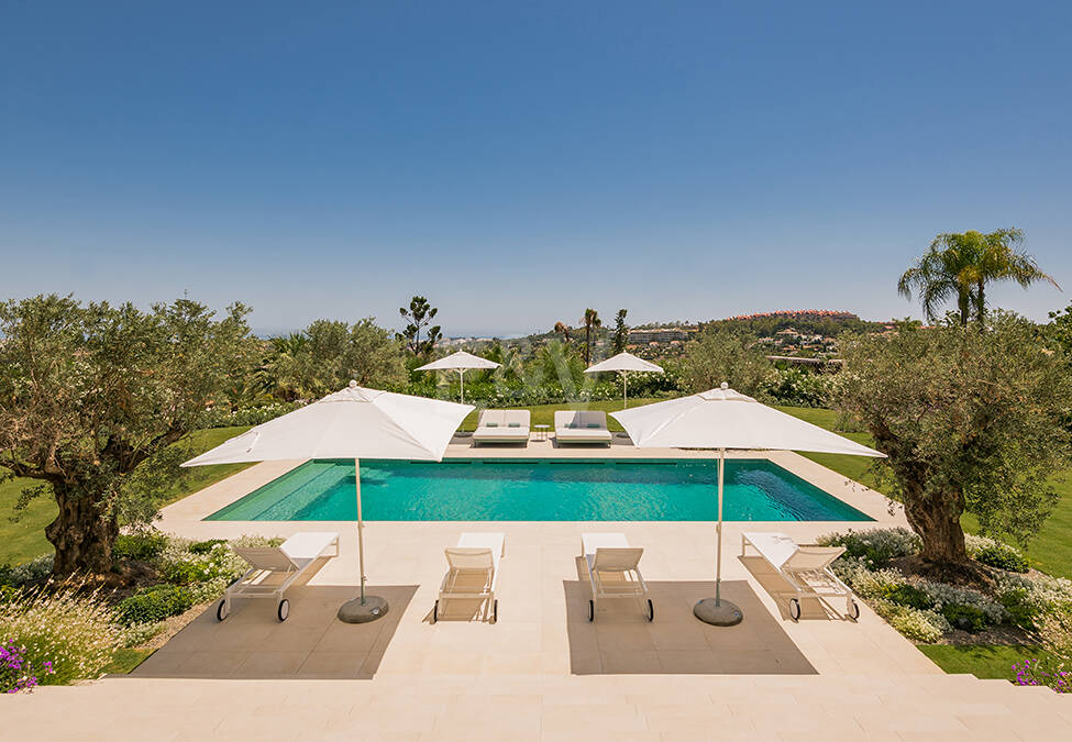 Impresionante Villa en La Cerquilla con vistas panorámicas al mar y una gran parcela