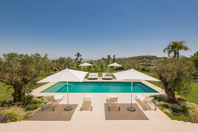 Impresionante Villa en La Cerquilla con vistas panorámicas al mar y una gran parcela