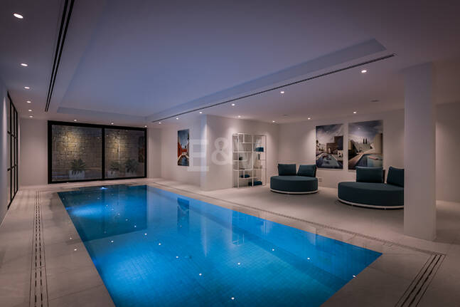 Impresionante Villa en La Cerquilla con vistas panorámicas al mar y una gran parcela