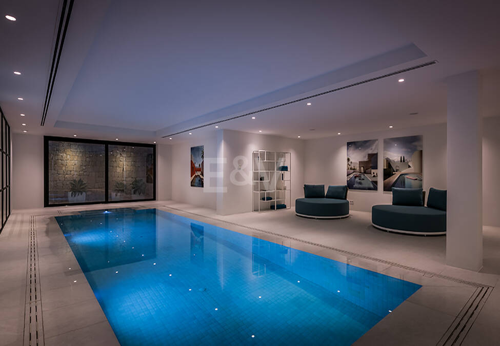 Impresionante Villa en La Cerquilla con vistas panorámicas al mar y una gran parcela