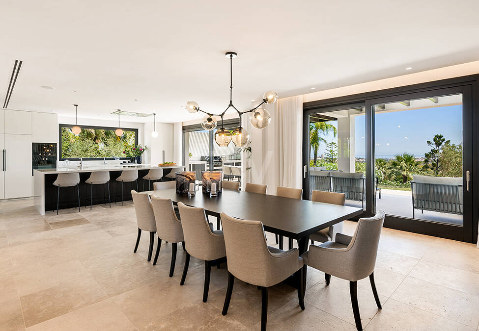 Impresionante Villa en La Cerquilla con vistas panorámicas al mar y una gran parcela