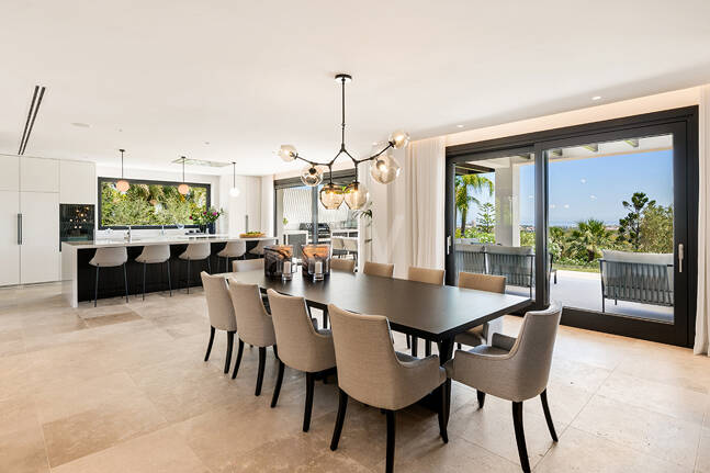 Impresionante Villa en La Cerquilla con vistas panorámicas al mar y una gran parcela