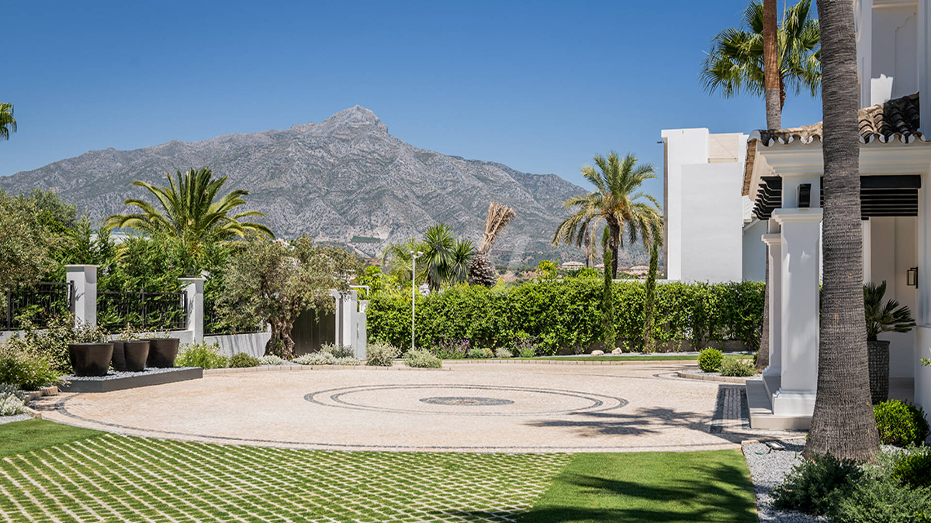 Impresionante Villa en La Cerquilla con vistas panorámicas al mar y una gran parcela