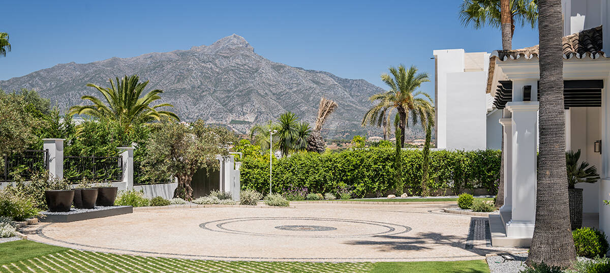 Impressive Villa in La Cerquilla with Panoramic Sea Views