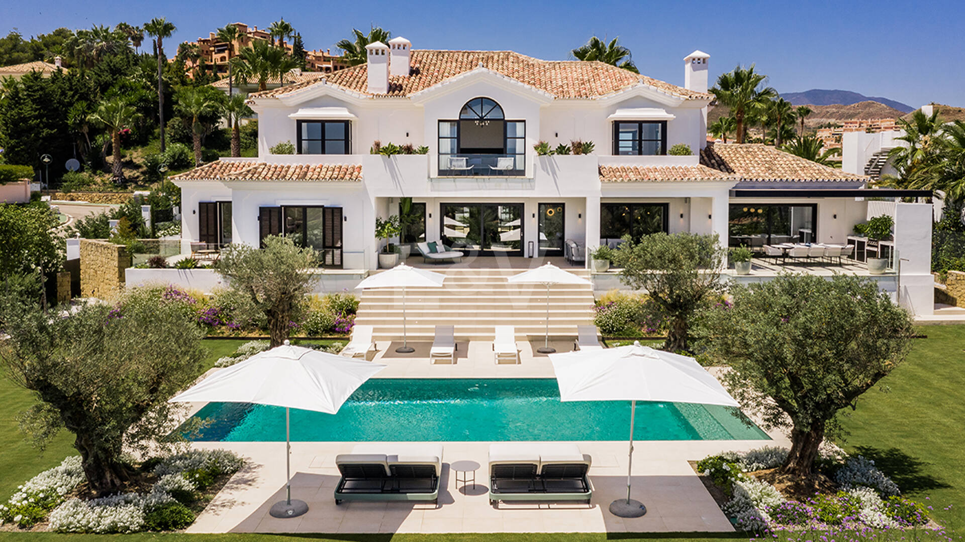 Impresionante Villa en La Cerquilla con vistas panorámicas al mar y una gran parcela