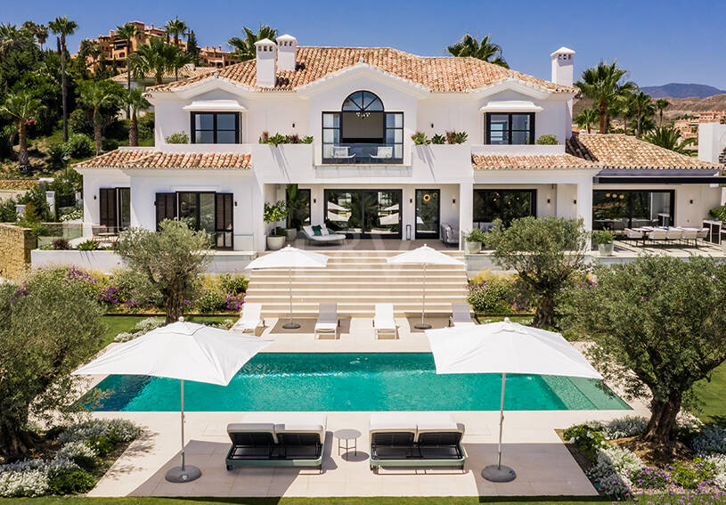 Impresionante Villa en La Cerquilla con vistas panorámicas al mar y una gran parcela