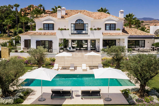 Impresionante Villa en La Cerquilla con vistas panorámicas al mar y una gran parcela