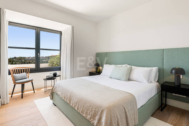 Impresionante Villa en La Cerquilla con vistas panorámicas al mar y una gran parcela