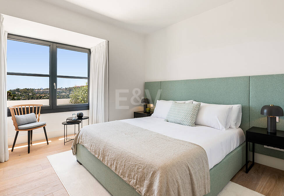 Impresionante Villa en La Cerquilla con vistas panorámicas al mar y una gran parcela