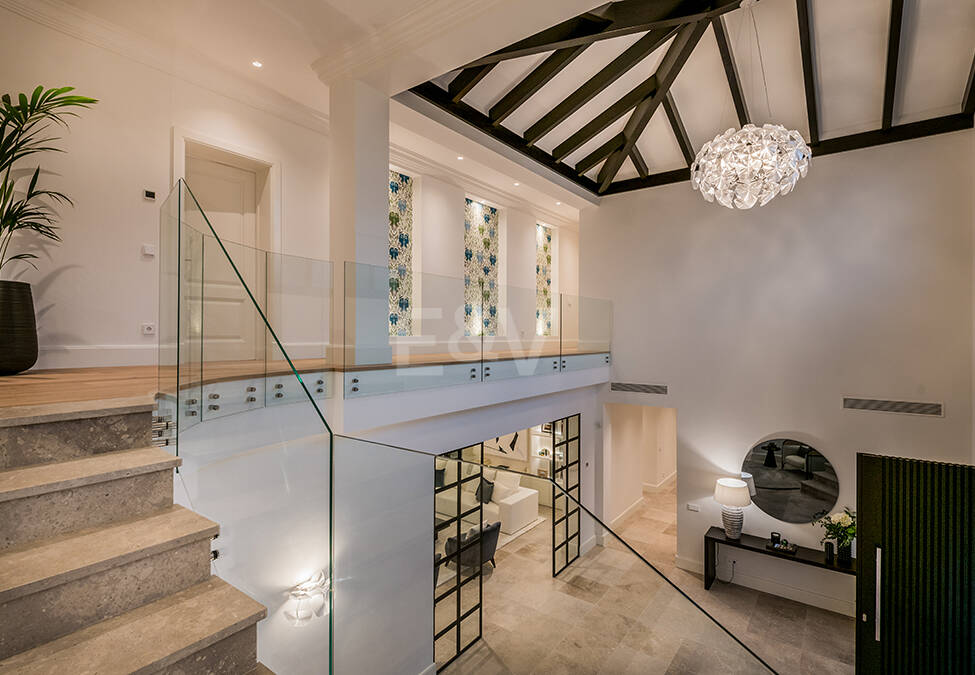 Impresionante Villa en La Cerquilla con vistas panorámicas al mar y una gran parcela