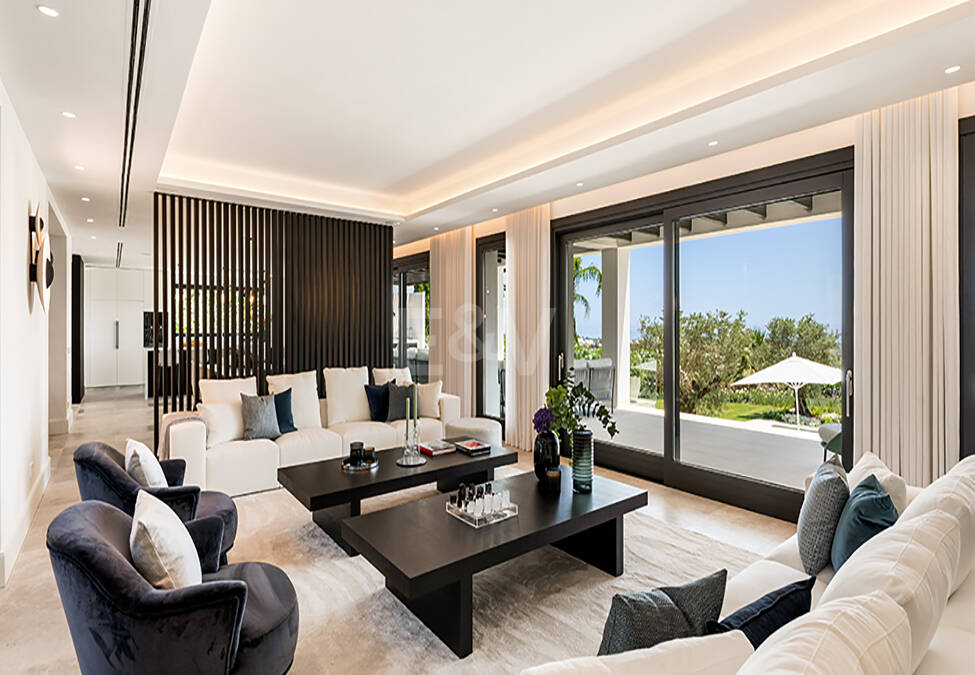 Impresionante Villa en La Cerquilla con vistas panorámicas al mar y una gran parcela