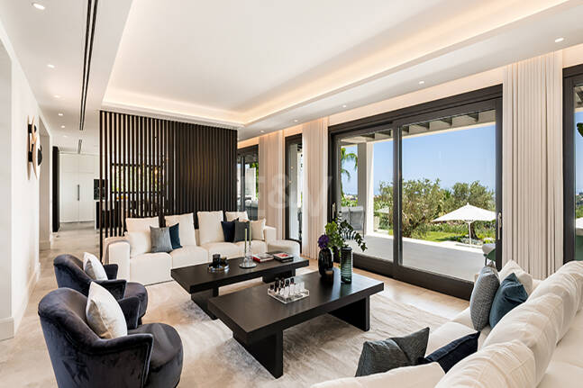 Impresionante Villa en La Cerquilla con vistas panorámicas al mar y una gran parcela