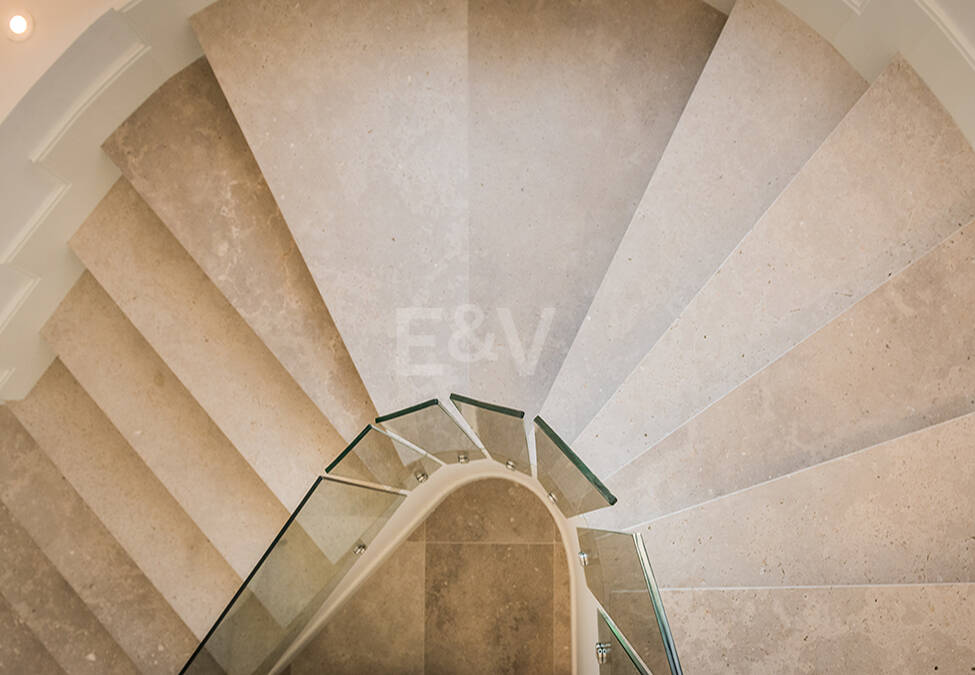 Impresionante Villa en La Cerquilla con vistas panorámicas al mar y una gran parcela