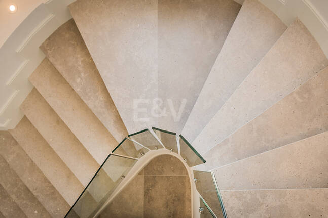 Impresionante Villa en La Cerquilla con vistas panorámicas al mar y una gran parcela