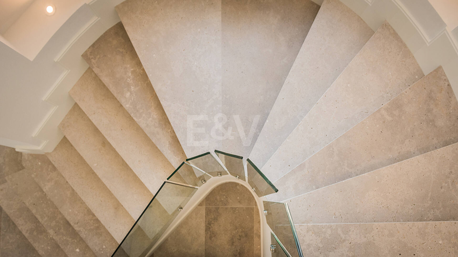 Impresionante Villa en La Cerquilla con vistas panorámicas al mar y una gran parcela