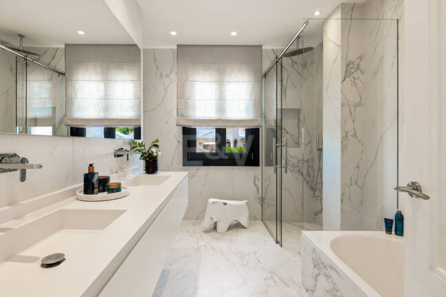 Impresionante Villa en La Cerquilla con vistas panorámicas al mar y una gran parcela