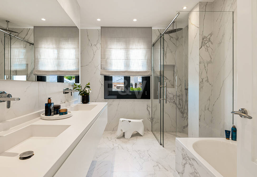 Impresionante Villa en La Cerquilla con vistas panorámicas al mar y una gran parcela