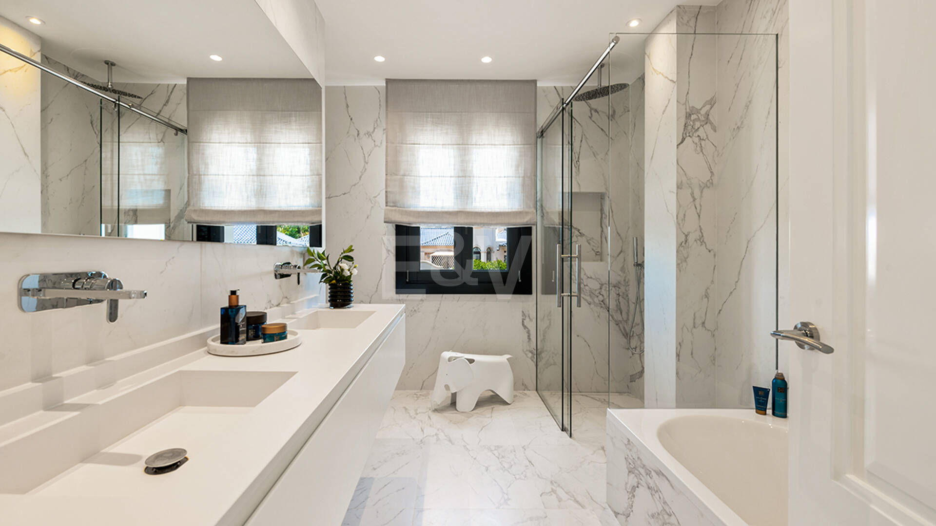 Impresionante Villa en La Cerquilla con vistas panorámicas al mar y una gran parcela