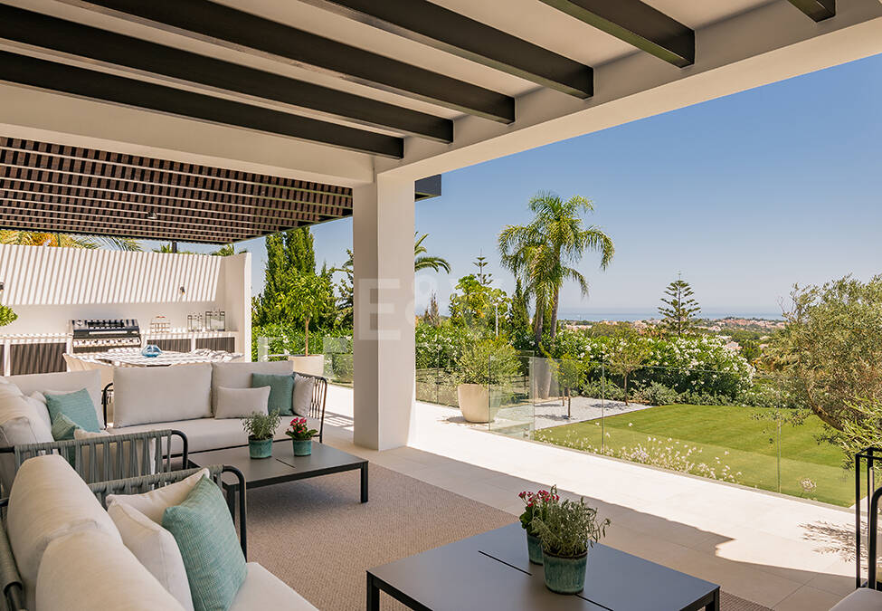 Impresionante Villa en La Cerquilla con vistas panorámicas al mar y una gran parcela