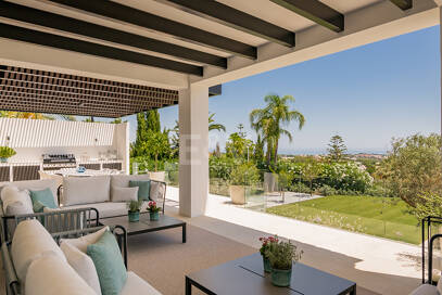 Impresionante Villa en La Cerquilla con vistas panorámicas al mar y una gran parcela