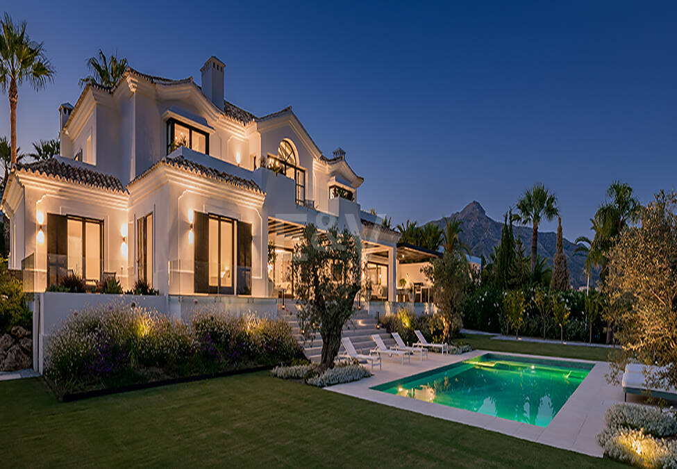 Impresionante Villa en La Cerquilla con vistas panorámicas al mar y una gran parcela