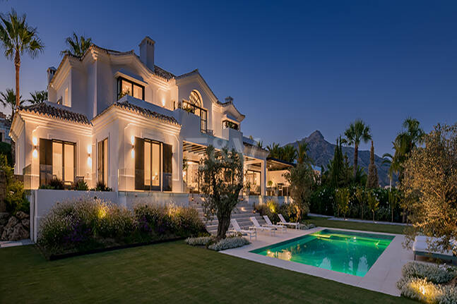 Impresionante Villa en La Cerquilla con vistas panorámicas al mar y una gran parcela