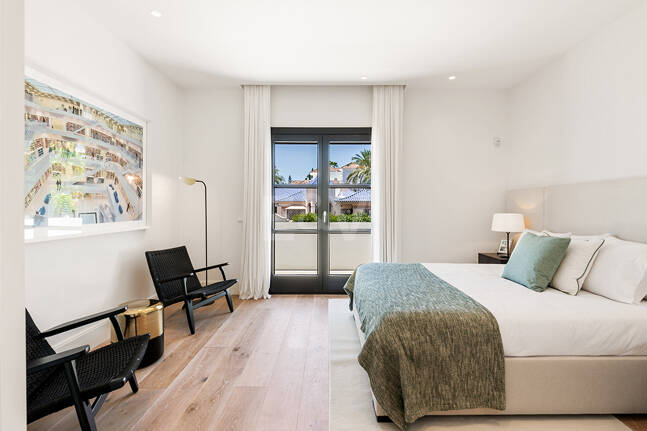 Impresionante Villa en La Cerquilla con vistas panorámicas al mar y una gran parcela