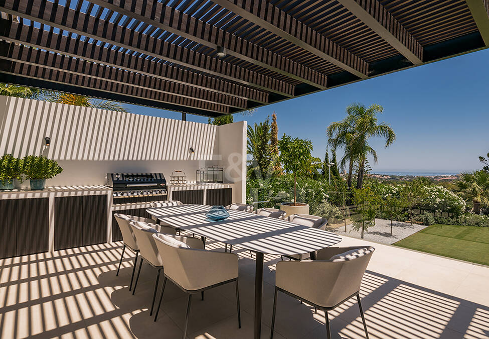 Impresionante Villa en La Cerquilla con vistas panorámicas al mar y una gran parcela