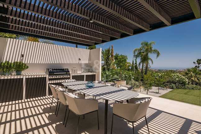 Impresionante Villa en La Cerquilla con vistas panorámicas al mar y una gran parcela