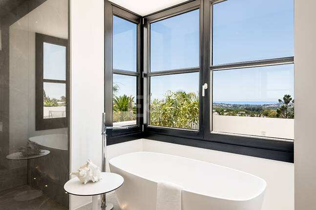 Impresionante Villa en La Cerquilla con vistas panorámicas al mar y una gran parcela