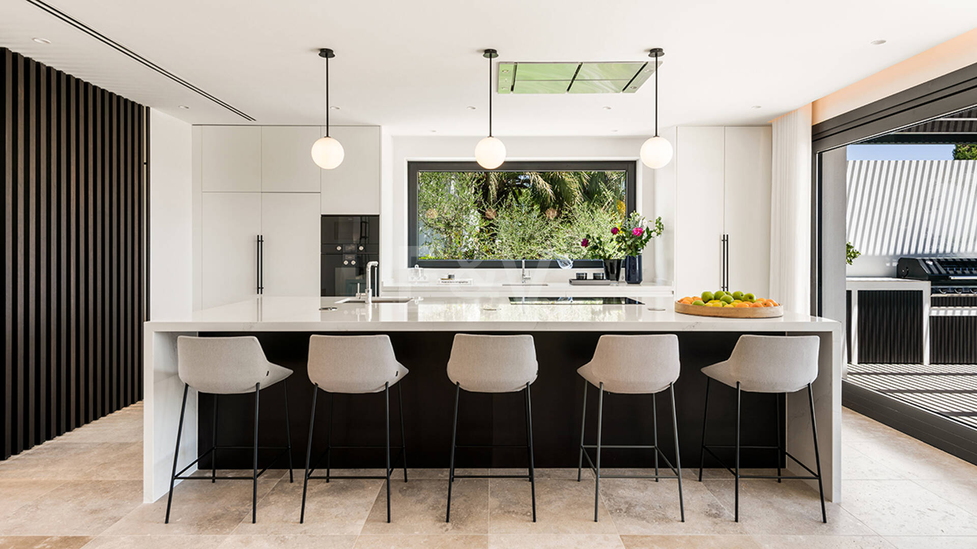 Impresionante Villa en La Cerquilla con vistas panorámicas al mar y una gran parcela