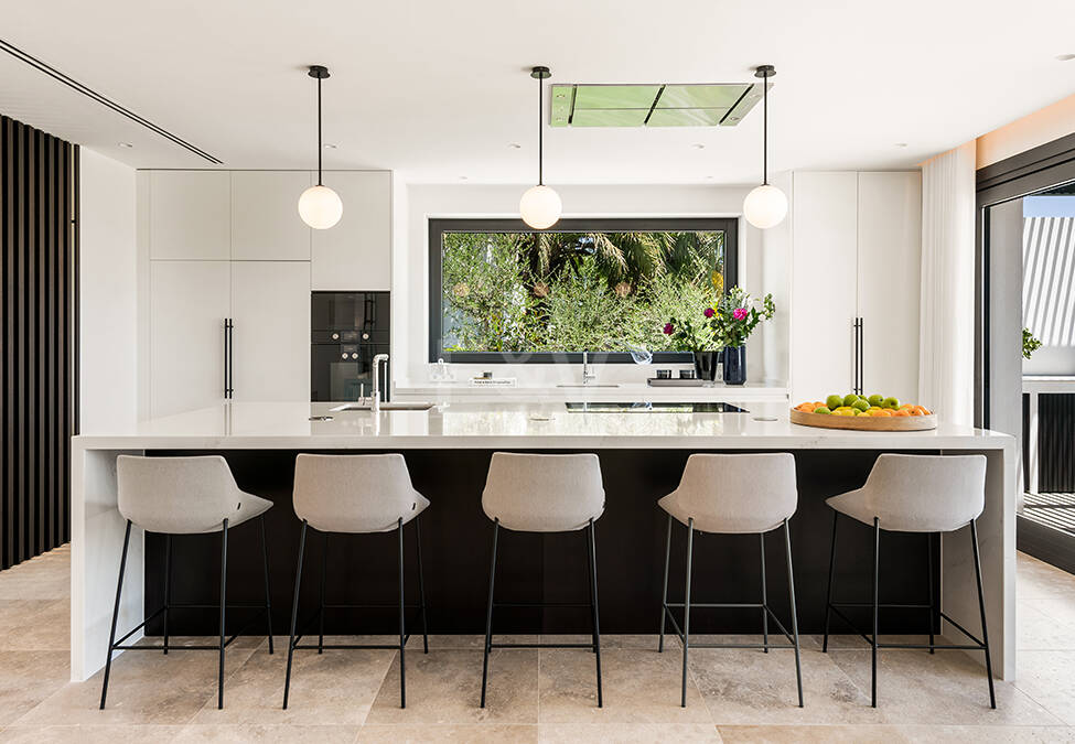 Impresionante Villa en La Cerquilla con vistas panorámicas al mar y una gran parcela