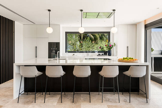 Impresionante Villa en La Cerquilla con vistas panorámicas al mar y una gran parcela