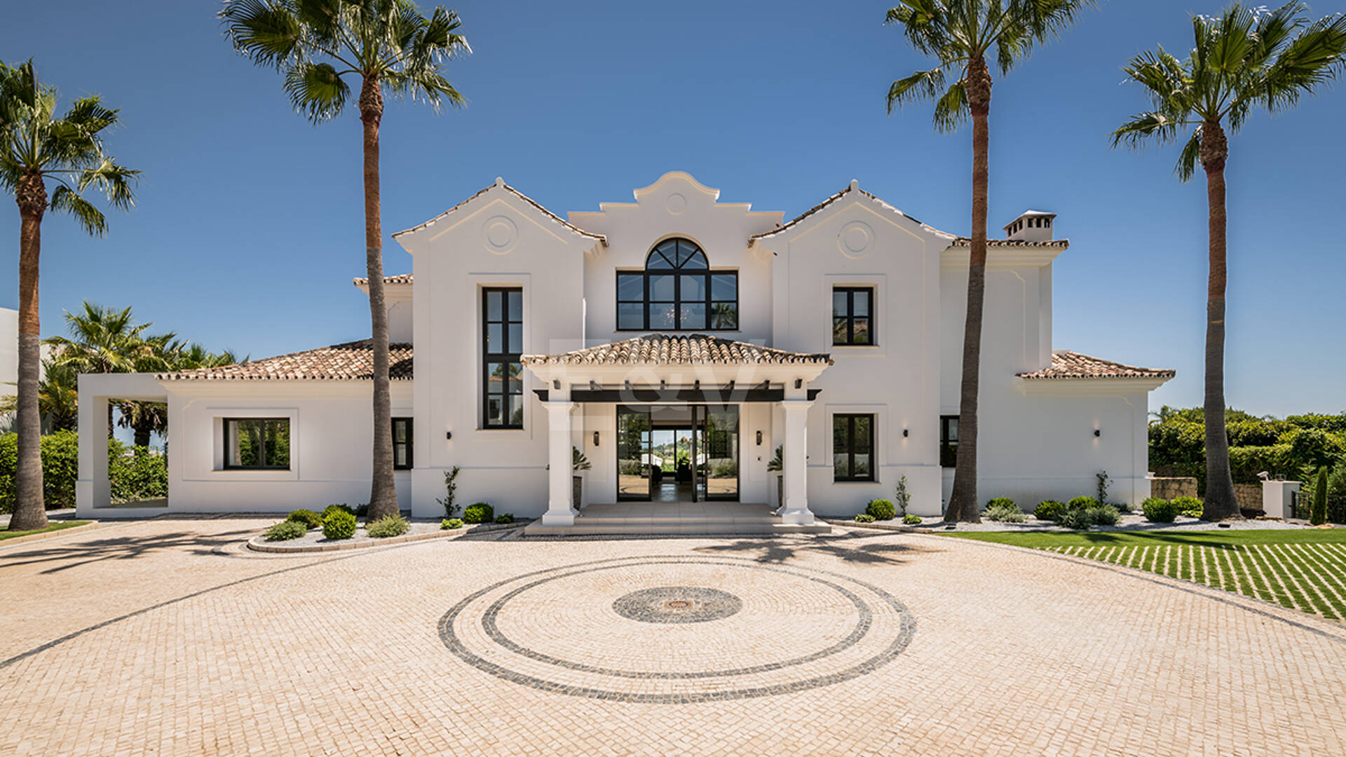 Impresionante Villa en La Cerquilla con vistas panorámicas al mar y una gran parcela