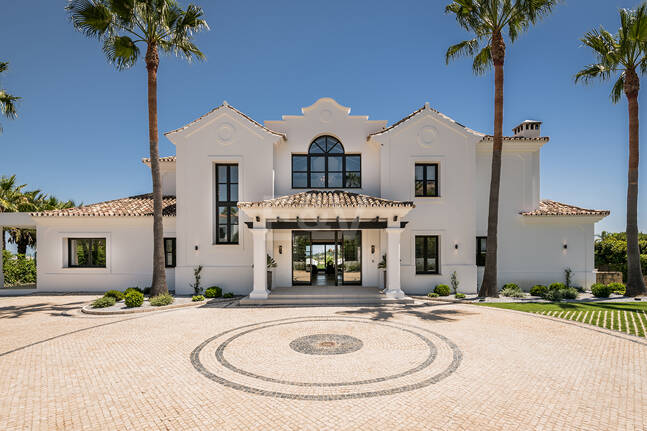 Impresionante Villa en La Cerquilla con vistas panorámicas al mar y una gran parcela