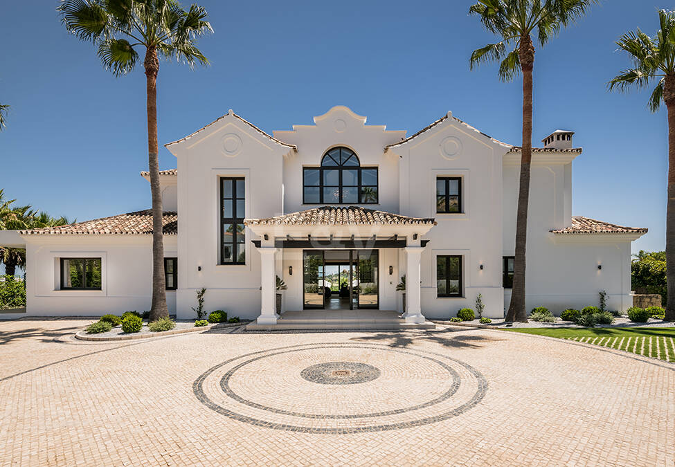 Impresionante Villa en La Cerquilla con vistas panorámicas al mar y una gran parcela