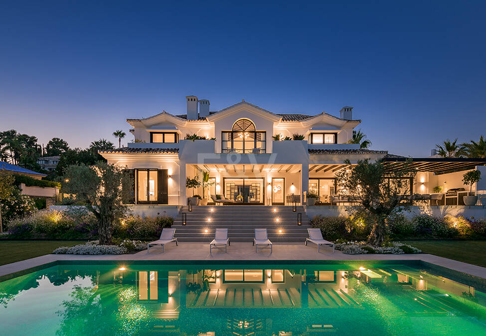 Impresionante Villa en La Cerquilla con vistas panorámicas al mar y una gran parcela