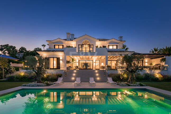 Impresionante Villa en La Cerquilla con vistas panorámicas al mar y una gran parcela