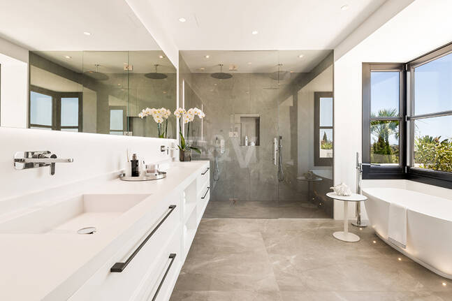 Impresionante Villa en La Cerquilla con vistas panorámicas al mar y una gran parcela