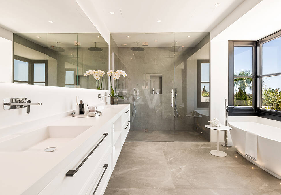 Impresionante Villa en La Cerquilla con vistas panorámicas al mar y una gran parcela