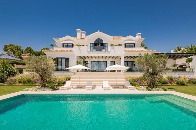 Impresionante Villa en La Cerquilla con vistas panorámicas al mar y una gran parcela