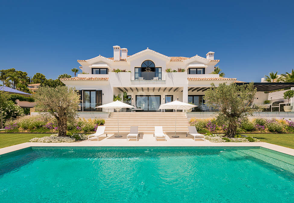 Impresionante Villa en La Cerquilla con vistas panorámicas al mar y una gran parcela