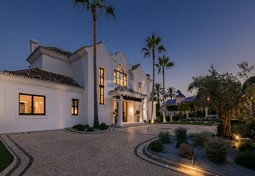Impresionante Villa en La Cerquilla con vistas panorámicas al mar y una gran parcela