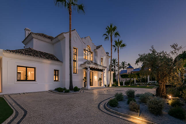 Impresionante Villa en La Cerquilla con vistas panorámicas al mar y una gran parcela